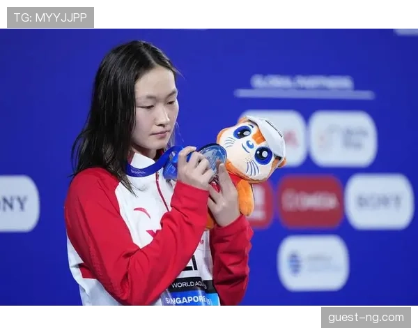 李冰洁训练室外的笑容,和赛场上简直不是一个人啊! 李冰洁训练室外的笑容,和赛场上简直不是一个人啊!